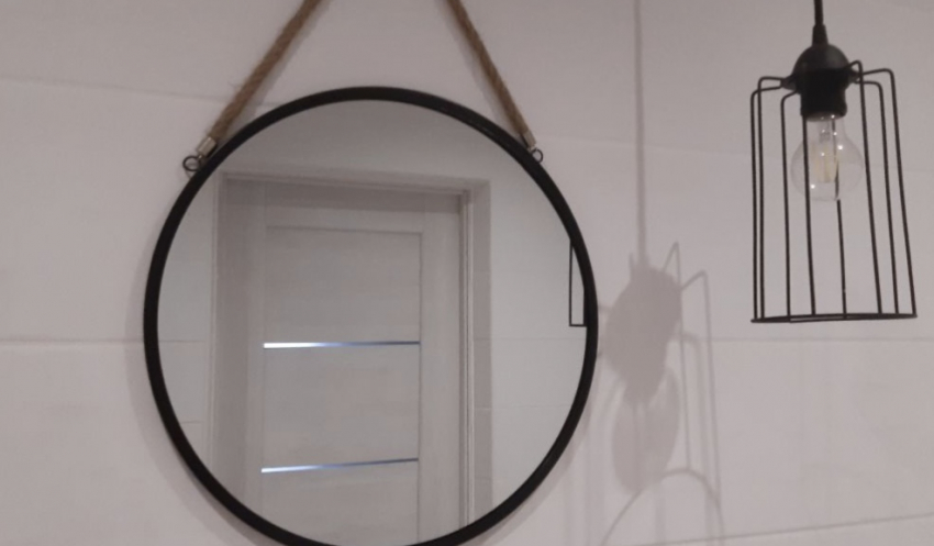 Почему нельзя смотреть в зеркало ночью: ответ всех удивит