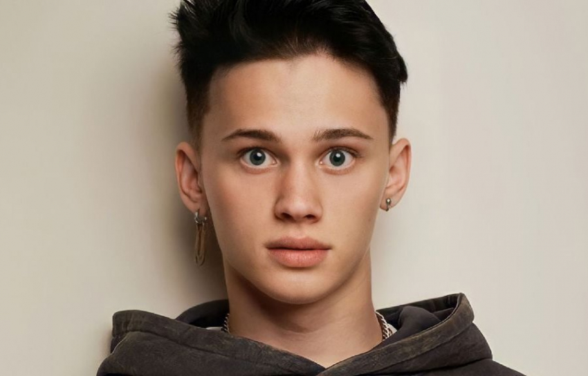 Даня Милохин уехал из России после угроз отправить его в армию