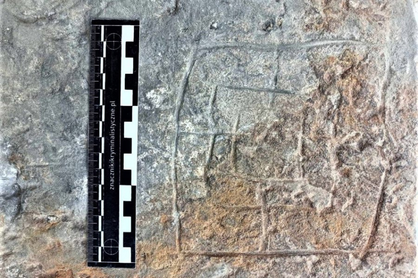 В польском замке на каменной плите обнаружена настольная игра 500-летней давности