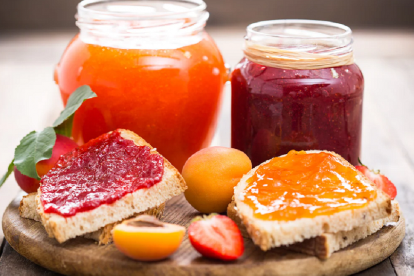 Клубничное и абрикосовое: врач РФ Арзамасцев назвал опасным любимое варенье