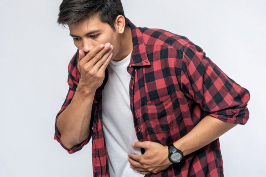 Онколог указал на симптом рака через два часа после еды