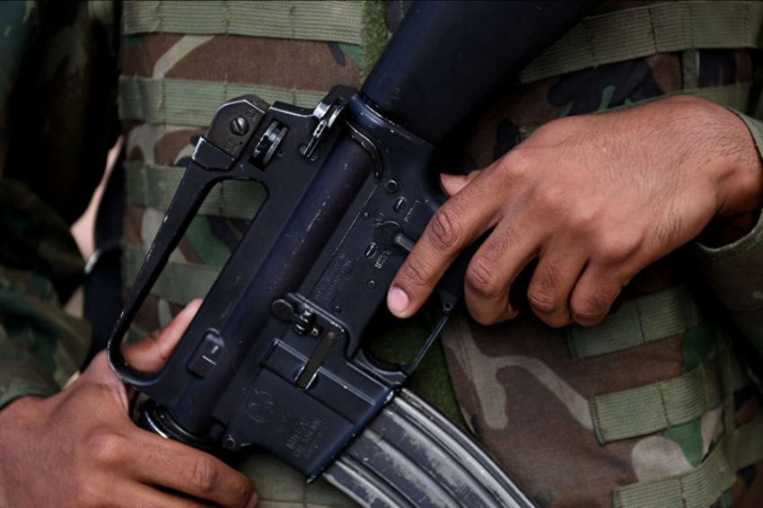 На территории Белгородской области полиция ищет сбежавшего из части военного с автоматом