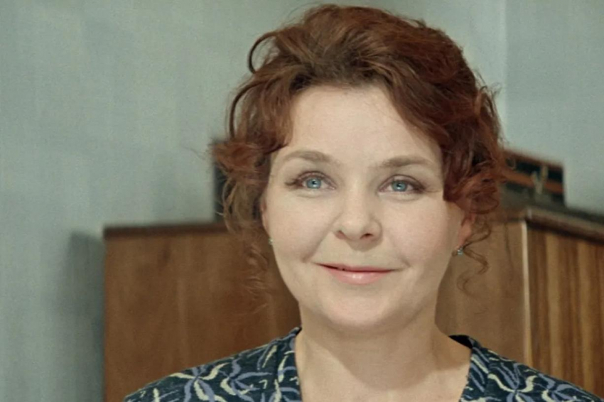 МК: Андрей Ургант рассказал о проблемах с установкой памятника на могиле матери