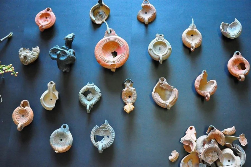 Сотни масляных ламп обнаружены в «городе коз» Айгае 