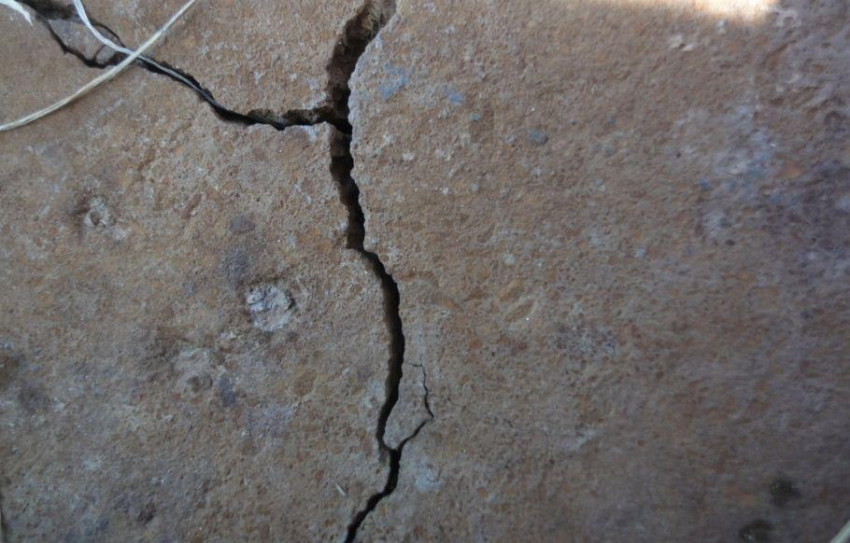 SHOT: В подмосковном Дрожжино в 17-этажном доме появилась огромная трещина