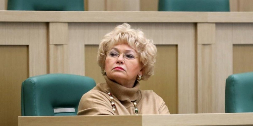 После грандиозного скандала в Кремле наконец взялись за мать Собчак, сенатора Нарусову. Говорят инициатором стал сам Путин