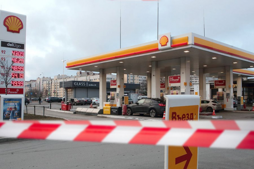 Экономист Корнеев заявил, что подешевевший бензин еще не успел доехать до заправок