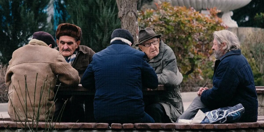 День пожилого человека 2023: кто получит денежные подарки