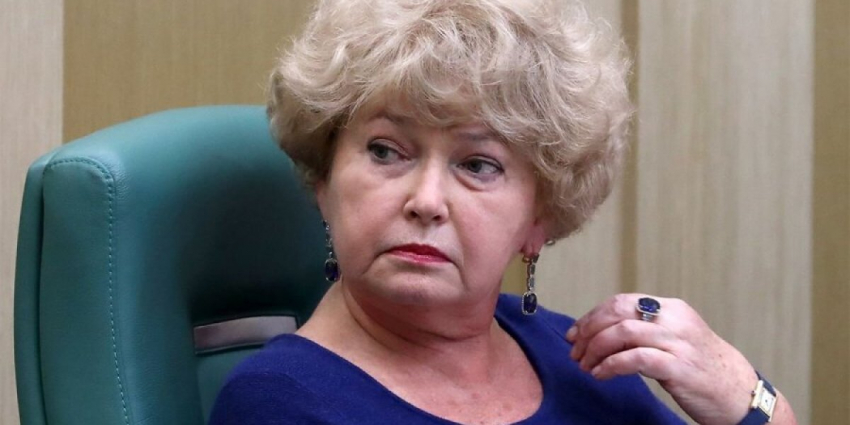 Скандал с сенатором Нарусовой обернулся очередным фарсом. Охранная грамота выданная матери Собчак по-прежнему действует