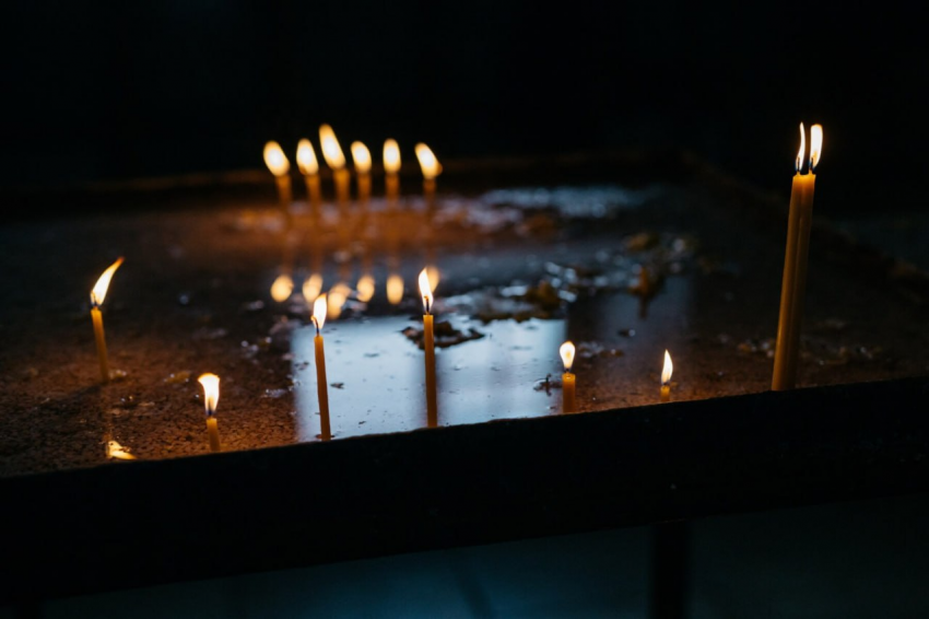 Россиянам наконец объяснили, как правильно зажигать свечи в храмах