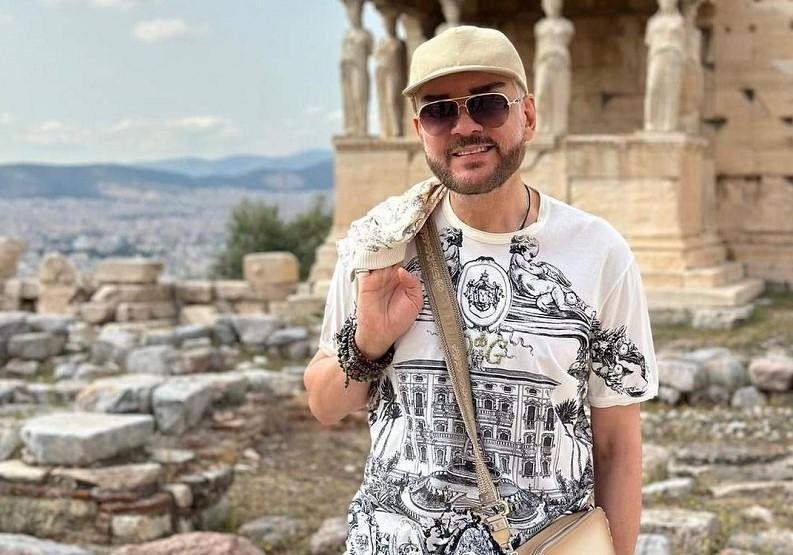 "МК": Певец Филипп Киркоров продемонстрировал на шее "следы бурной ночи"