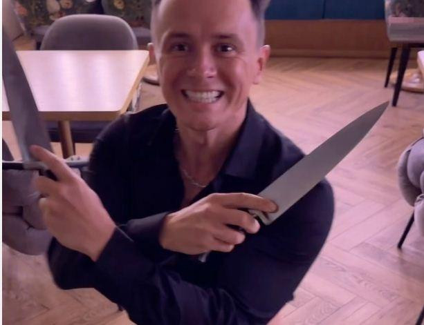 Илья Соболев повторил скандальный танец певицы Бритни Спирс с ножами