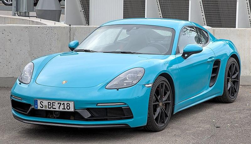 Представлены два уникальных автомобиля Porsche 718 Cayman GT4 RS