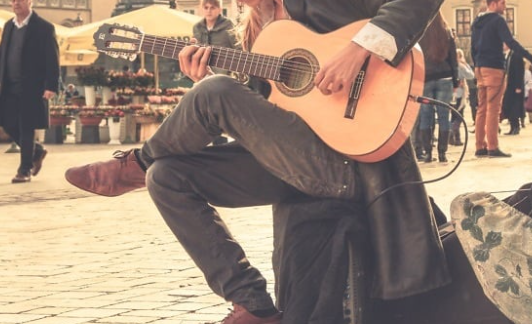 Уличный музыкант в Варшаве отказал украинке, требовавшей прекратить петь на русском языке