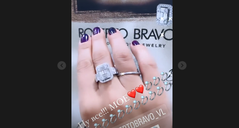 Певица Слава похвасталась кольцом из белого золота с большим бриллиантом