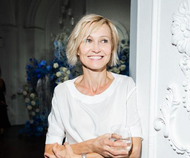 SHOT: Суд лишил Дапкунайте с сыном прописки в Москве