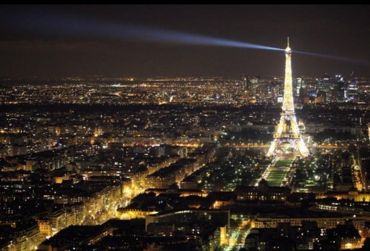 Во Франции в знак солидарности Эйфелеву башню осветят цветами флага Израиля