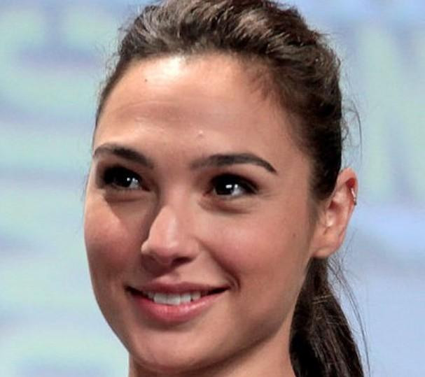 Звезда фильма «Чудо-женщина» Гадот призналась, что у неё болит сердце от новостей из Израиля