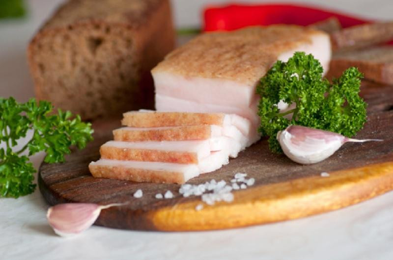 Терапевт Малышева вместе с коллегами раскрыла полезные свойства сала