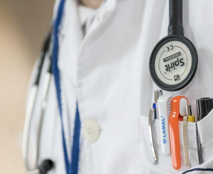 Остеопат Животов объяснил, почему у людей после еды выпирает живот и что с этим делать