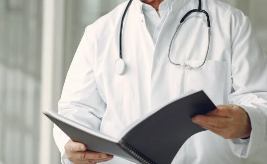 Онколог Беджанян назвал вздутие живота одним из признаков рака