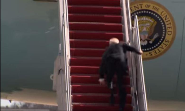 Высмеивавший Байдена сенатор США упал с трапа самолета