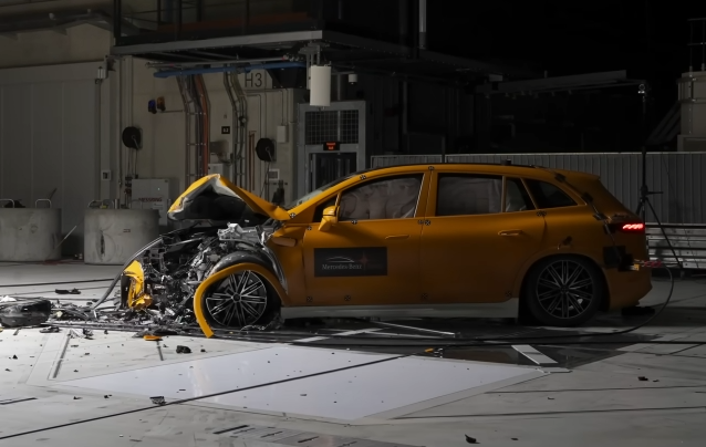 Mercedes опубликовала видео первого в мире краш-теста электромобилей