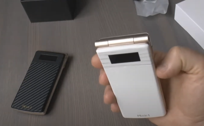 В Японии представлен ретро-смартфон раскладушка Mode 1 Retro II