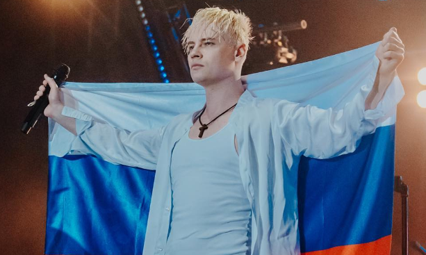 Певец SHAMAN получил травму во время своего сольного концерта в Кремле