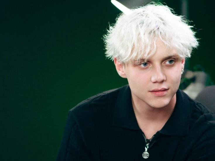 Певец Ваня Дмитриенко сыграл первокурсника Ваню, который стал волонтёром