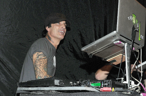 Барабанщик Томми Ли признался, что мог выпивать до 7 литров водки в день