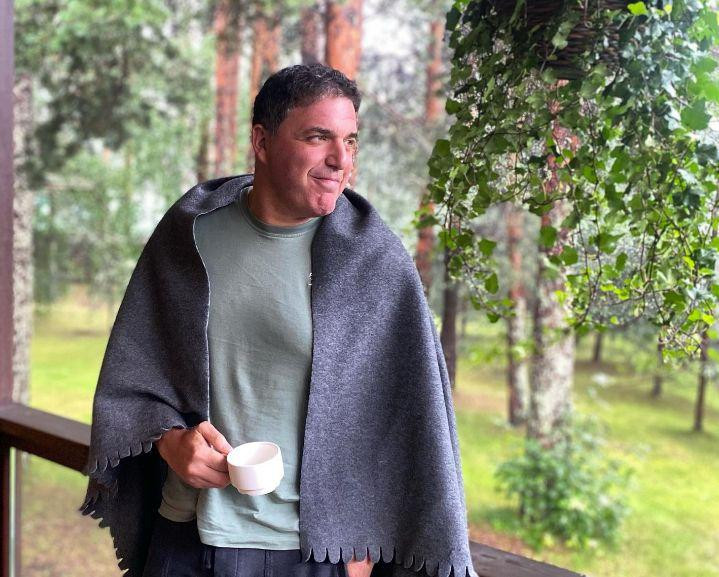 SHOT: Максима Виторгана застали за поцелуями с молодой брюнеткой прямо на улице