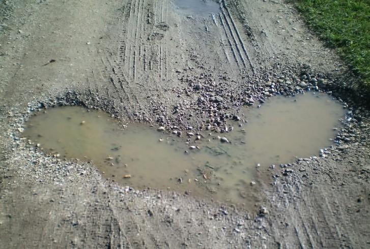 В Воронеже автобус провалился в дырку в асфальте из-за коммунальной аварии