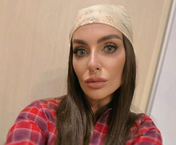 Варнава продемонстрировала публике округлившиеся формы на премии E1 в Екатеринбурге