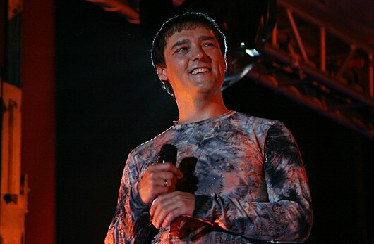 Вдова Юрия Шатунова пришла на концерт в память о нем с немецким манекенщиком