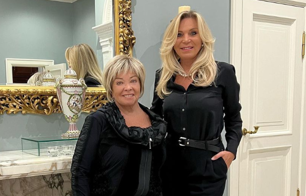 Мать модельера Валентина Юдашкина прилетела к невестке в Москву