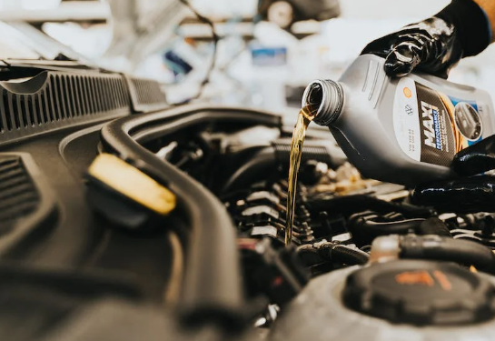 Юрист Славнов рассказал о порядке действий при покупке поддельного моторного масла для авто