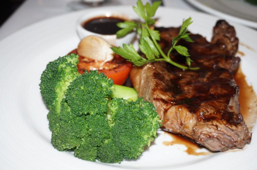 Диетолог Маргарита Королева рекомендует сочетание мяса и овощей для ускорения обмен веществ