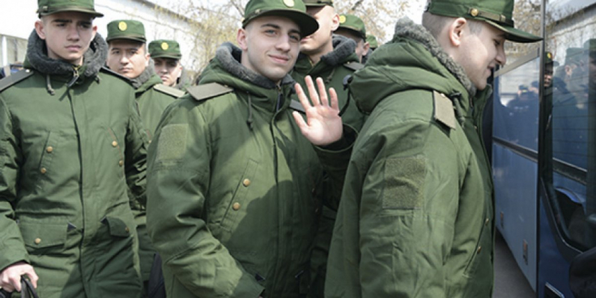 В России с октября 2023 года военкоматы начали массово раздавать повестки