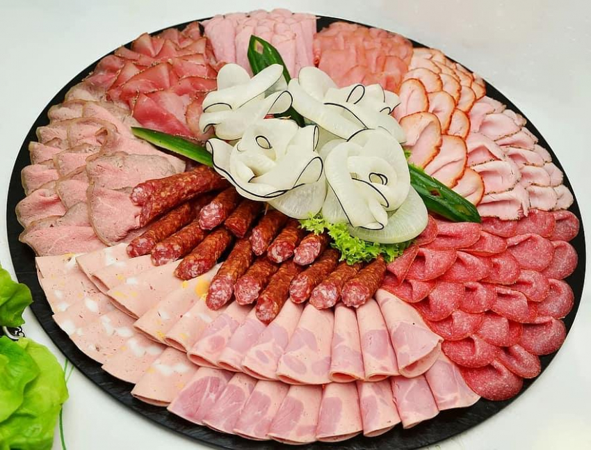 Терапевт Драпкина назвала переработанное мясо провокатором одного из самых агрессивных видов рака