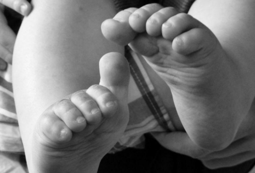 «112»: В Красноярске 2-летняя девочка умерла из-за родителей-сыроедов