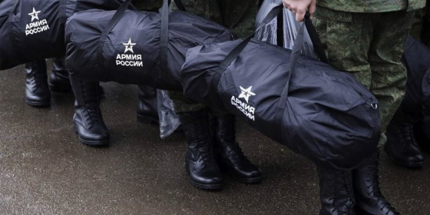В РФ без мобилизации набирают в армию десятки тысяч человек каждый месяц