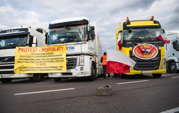 Польские дальнобойщики продолжают протесты на украинской границе