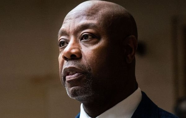 Сенатор Тим Скотт приостановил участие в президентской гонке в США