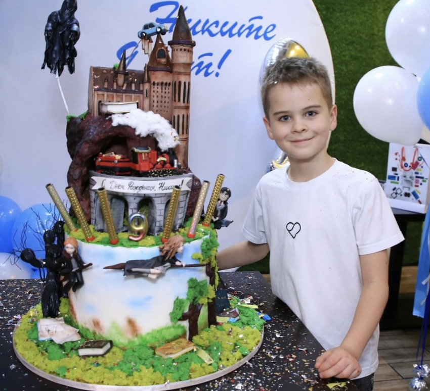 Огромный торт и много гостей: Сергей Лазарев похвастался, как отпраздновал 9-летие сына