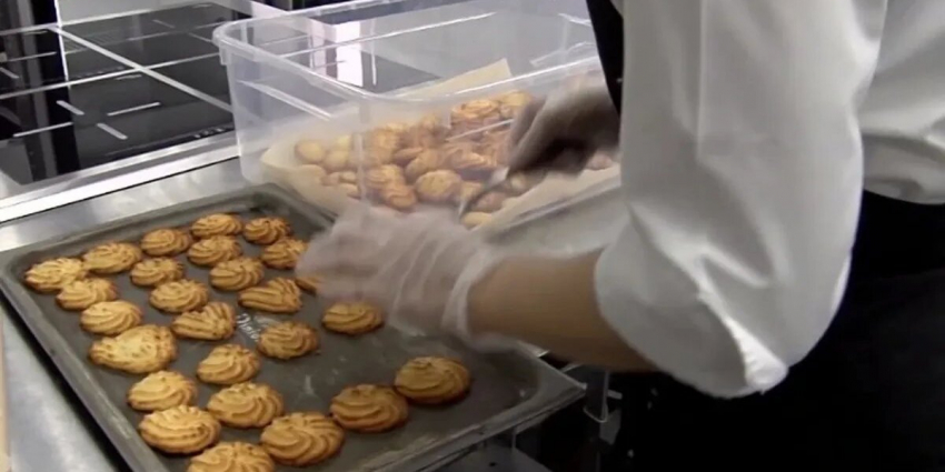 В Новосибирске студенты приготовили сладости для участников СВО — написали письма