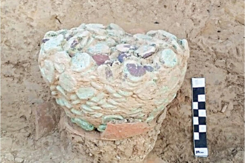 В Пакистане археологи раскопали горшок с медными монетами