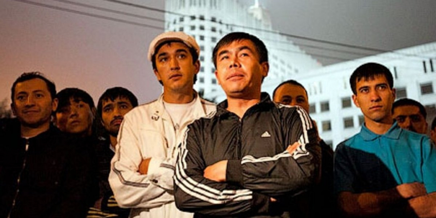 «Просто вбивали ногами в землю»: Мигранты толпой избили участника CBO и его супругу, решивших вступиться за парня