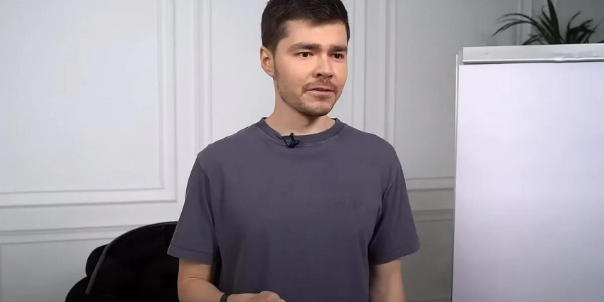 Дело блогера Аяза Шабутдинова обросло новыми деталями: пострадавшие заявили, что на мероприятиях им подмешивали в кофе «зеленые таблетки»