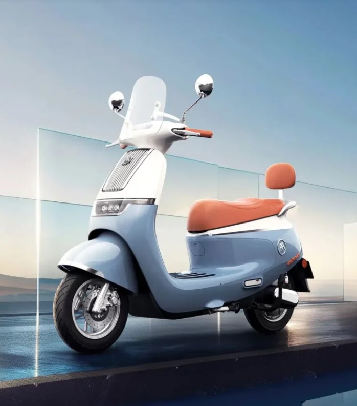 Компактный ретро электробайк Aima Q7 с регулируемыми амортизаторами представлен в Китае